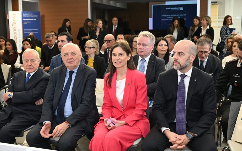 Da sinistra Gianni Letta, Presidente dell’Associazione Civita, Gilberto Pichetto Fratin ministro dell’Ambiente e della Sicurezza Energetica, Giuseppina Di Foggia, Amministratore Delegato e Direttore Generale di Terna e Presidente Onorario della Fondazione Terna, Igor De Biasio Presidente di Terna e Presidente della Fondazione Terna, nel corso dell’evento di presentazione dei progetti della Fondazione Terna (2 aprile 2025)