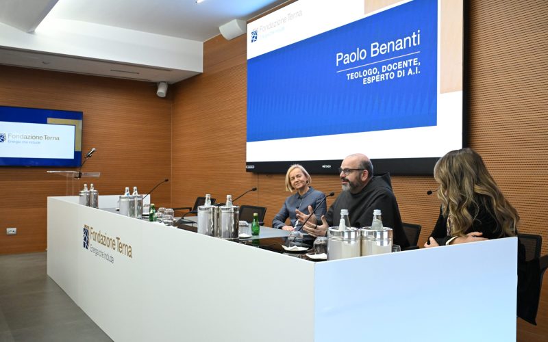 Da sinistra, Donatella Sciuto, Rettrice del Politecnico di Milano, Padre Paolo Benanti, Professore presso Pontificia Università Gregoriana e teologo esperto di etica e tecnologie, Antonella Baccaro, Caporedattrice centrale Economia Corriere della Sera, nel corso dell’evento di presentazione dei progetti della Fondazione Terna (2 aprile 2025)