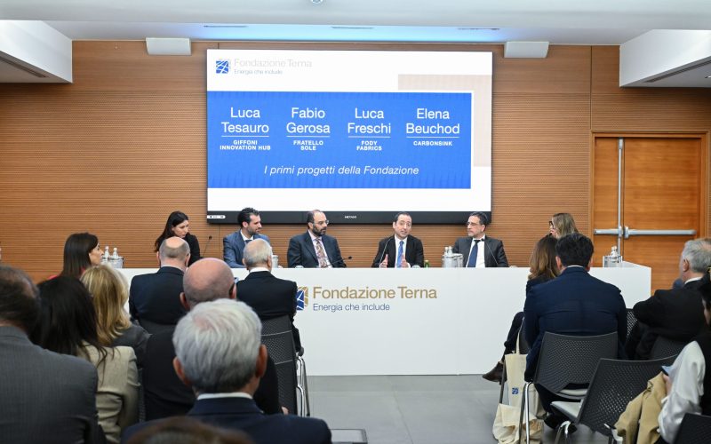 Da sinistra Elena Eugenia Beuchod, Regional Business Development Manager Carbonsink; Luca Freschi, CEO e Founder FodyFabrics; Fabio Gerosa,Presidente Fratello Sole; Luca Tesauro, Founder Giffoni Innovation Hub; Francesco Salerni, Direttore Strategia, Digitale e Sostenibilità del Gruppo Terna e Direttore Generale della Fondazione Terna; Antonella Baccaro, Caporedattrice centrale Economia Corriere della Sera, nel corso dell’evento di presentazione dei progetti della Fondazione Terna (2 aprile 2025)