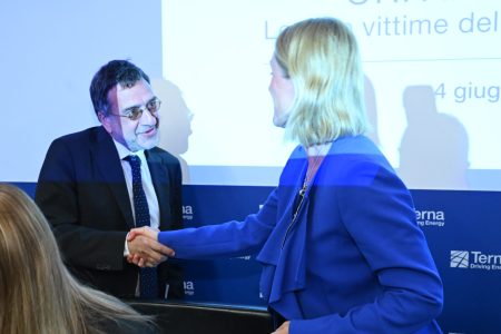 Il Direttore Generale della Fondazione Terna, Francesco Salerni saluta Isabella Rusconi, Direttore della Fondazione Le Stelle di Marisa.